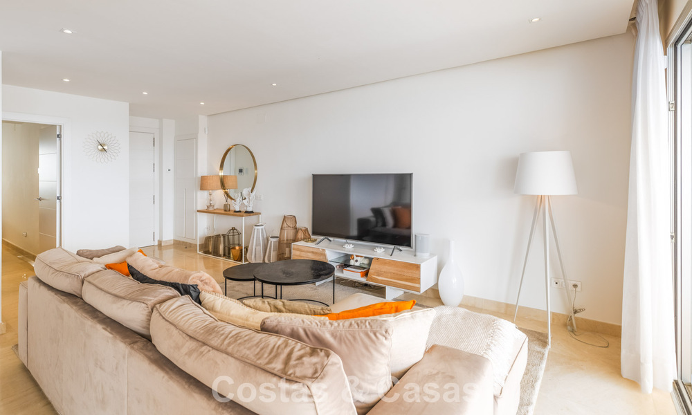 Modern appartement te koop met plonsbad en zeezicht in een boetiekcomplex in de golfvallei van Nueva Andalucia, Marbella 808147