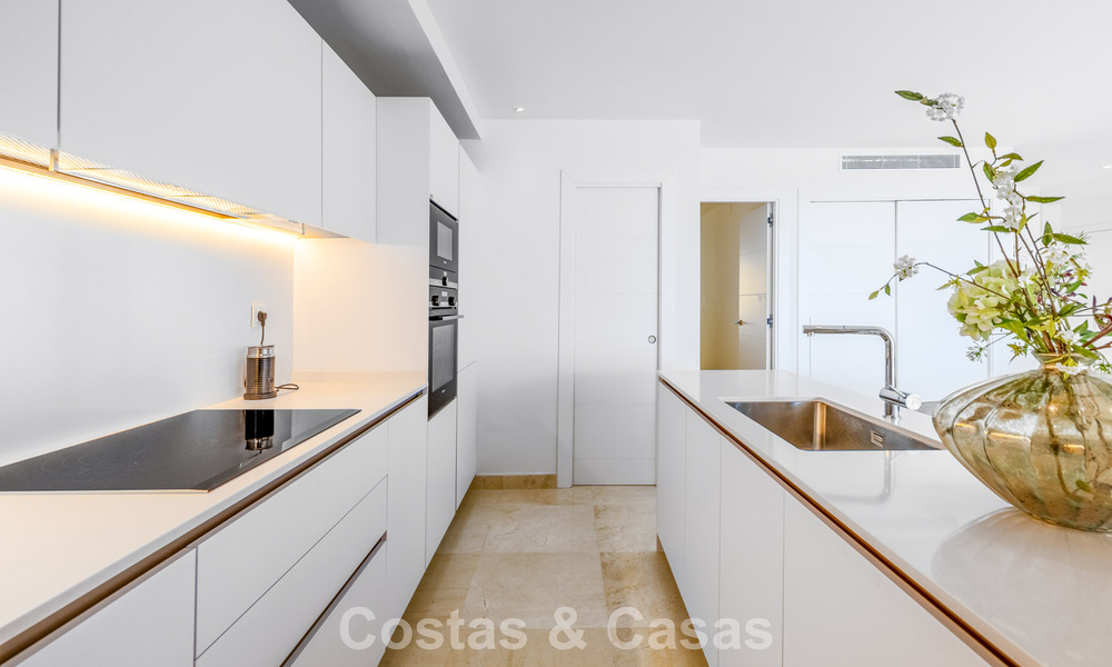 Modern appartement te koop met plonsbad en zeezicht in een boetiekcomplex in de golfvallei van Nueva Andalucia, Marbella 808148