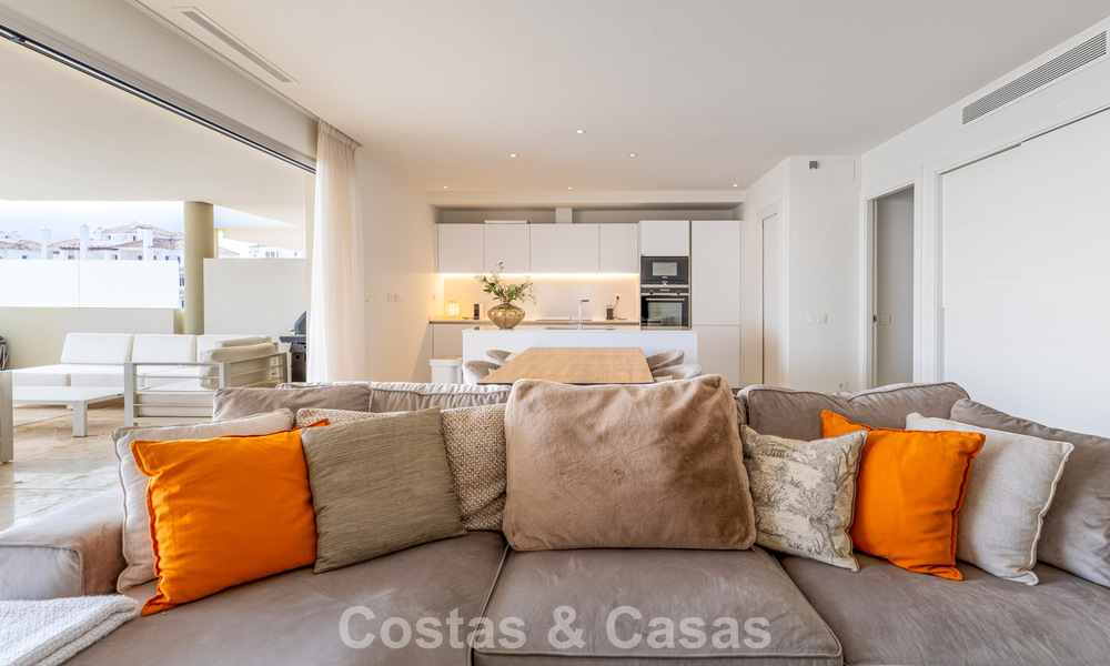 Modern appartement te koop met plonsbad en zeezicht in een boetiekcomplex in de golfvallei van Nueva Andalucia, Marbella 808149