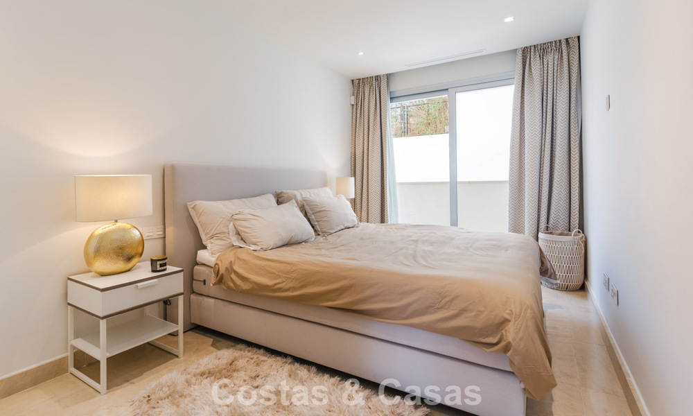 Modern appartement te koop met plonsbad en zeezicht in een boetiekcomplex in de golfvallei van Nueva Andalucia, Marbella 808150