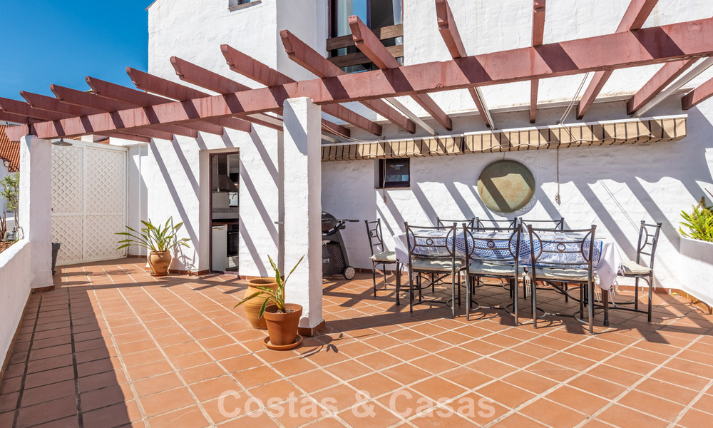 Ruime appartementen te koop in La Maestranza op een steenworp van alle voorzieningen in Nueva Andalucia, Marbella 808234