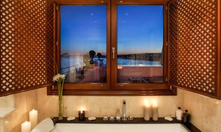 Estepona te koop: Beachfront luxe appartementen, Eerstelijn strand, met open zeezicht, Estepona, Costa del Sol 9730 