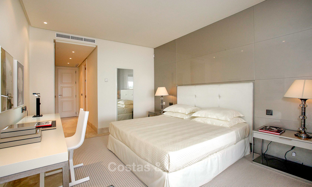 Frontline beach luxe appartement te koop met open zeezicht, Estepona, Costa del Sol 9739
