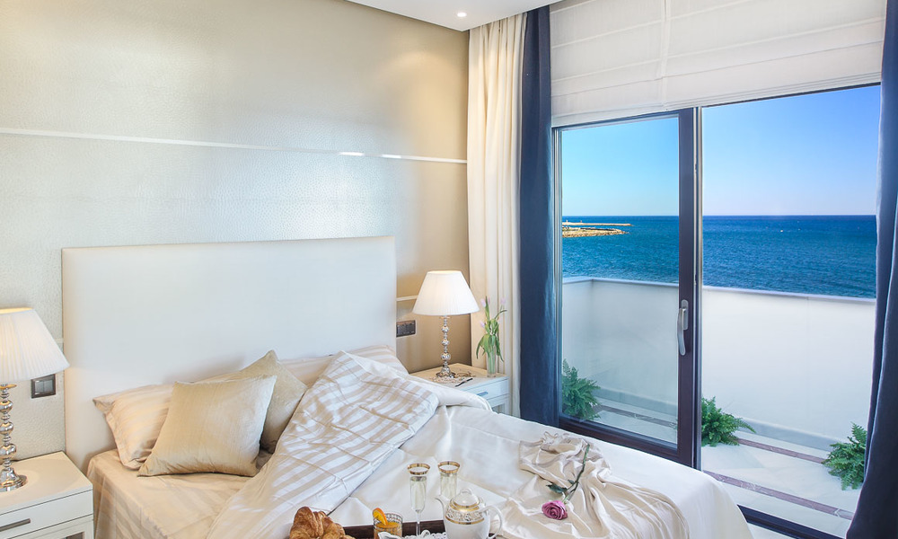 Beachfont luxe 3 slaapkamer appartementen te koop, Estepona, Costa del Sol, met open zeezicht 9784