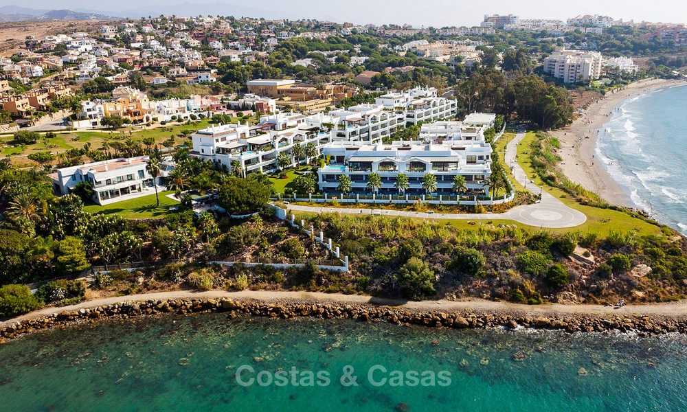 Beachfont luxe 3 slaapkamer appartementen te koop, Estepona, Costa del Sol, met open zeezicht 9768