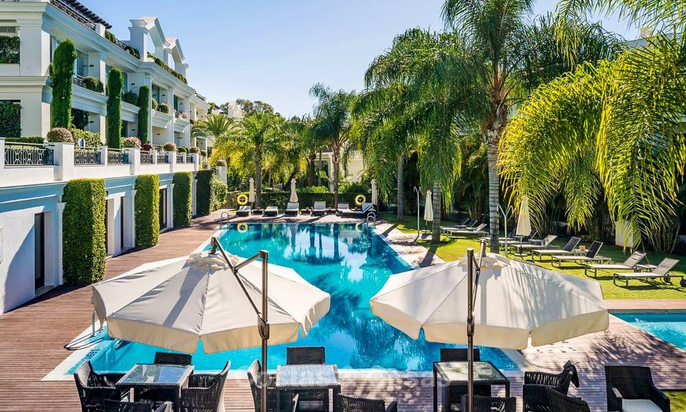 Beachfont luxe 3 slaapkamer appartementen te koop, Estepona, Costa del Sol, met open zeezicht 9795