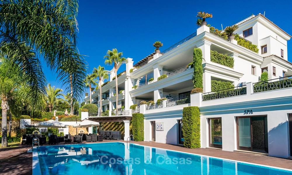 Beachfont luxe 3 slaapkamer appartementen te koop, Estepona, Costa del Sol, met open zeezicht 9794
