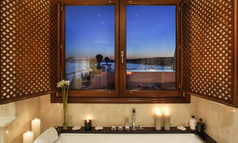 Beachfont luxe penthouse te koop, Estepona, Costa del Sol, Eerstelijn strand met zeezicht en privé zwembad 9818