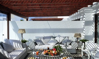 Beachfont luxe penthouse te koop, Estepona, Costa del Sol, Eerstelijn strand met zeezicht en privé zwembad 9820 