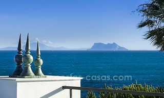 Beachfront luxe penthouse te koop, Estepona, Costa del Sol, Eerstelijn strand met zeezicht en privézwembad 9858 