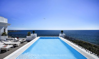 Beachfont luxe penthouse te koop, Estepona, Costa del Sol, Eerstelijn strand met zeezicht en privé zwembad 9830 