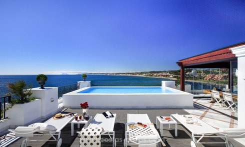 Beachfront luxe penthouse te koop, Estepona, Costa del Sol, Eerstelijn strand met zeezicht en privézwembad 9831