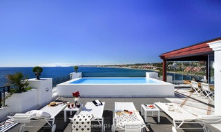 Beachfront luxe penthouse te koop, Estepona, Costa del Sol, Eerstelijn strand met zeezicht en privézwembad 9831 
