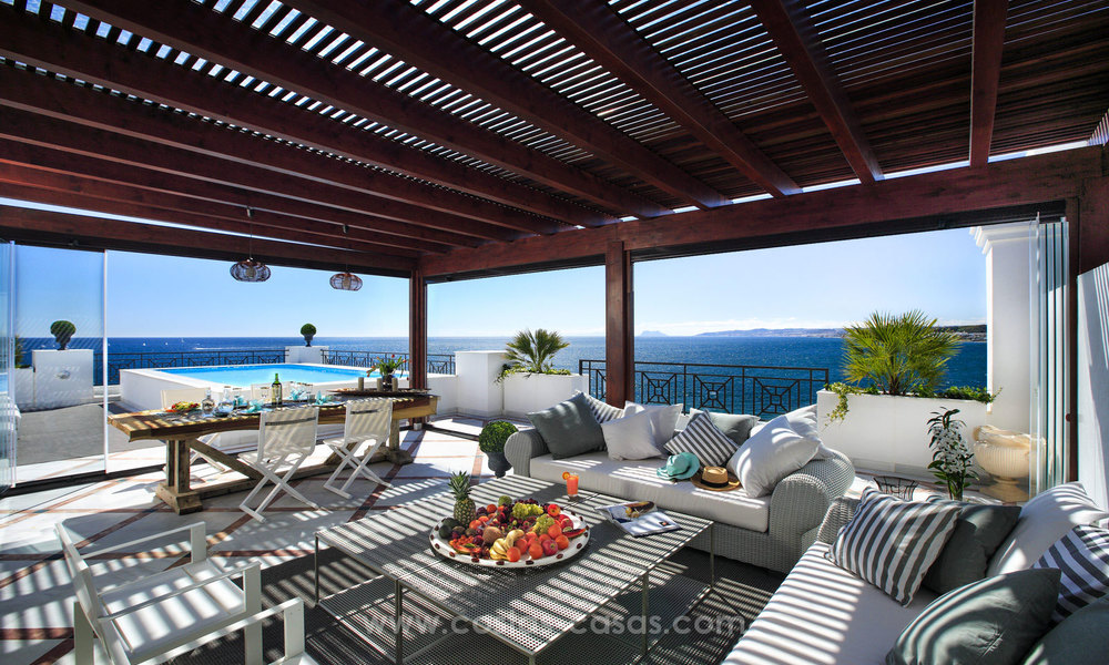 Beachfont luxe penthouse te koop, Estepona, Costa del Sol, Eerstelijn strand met zeezicht en privé zwembad 9832