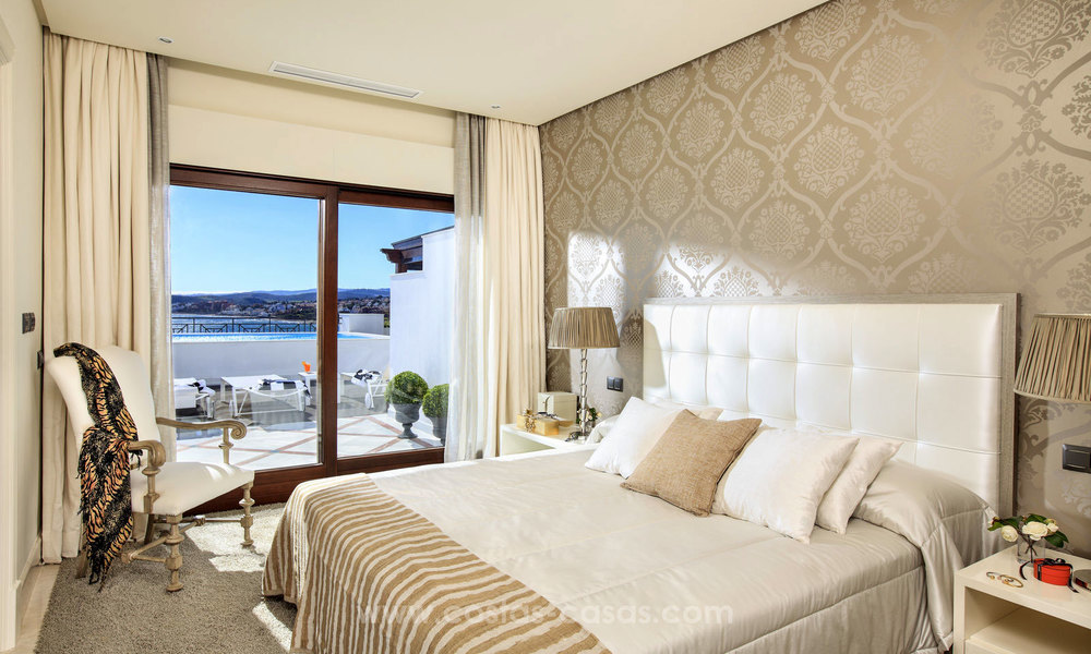 Beachfont luxe penthouse te koop, Estepona, Costa del Sol, Eerstelijn strand met zeezicht en privé zwembad 9833