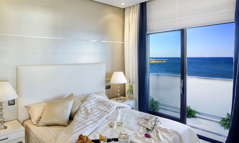 Beachfont luxe penthouse te koop, Estepona, Costa del Sol, Eerstelijn strand met zeezicht en privé zwembad 9834