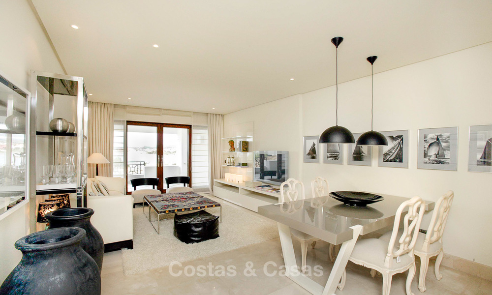 Beachfont luxe penthouse te koop, Estepona, Costa del Sol, Eerstelijn strand met zeezicht en privé zwembad 9839