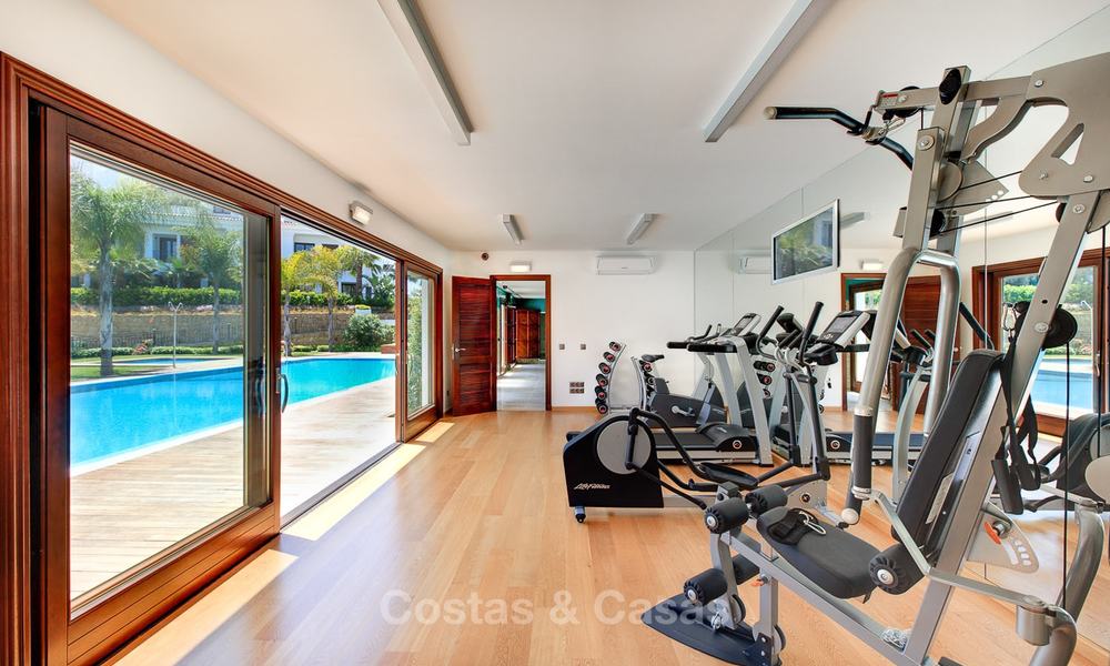 Beachfont luxe penthouse te koop, Estepona, Costa del Sol, Eerstelijn strand met zeezicht en privé zwembad 9842