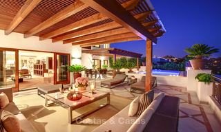 Beachfont luxe penthouse te koop, Estepona, Costa del Sol, Eerstelijn strand met zeezicht en privé zwembad 9843 