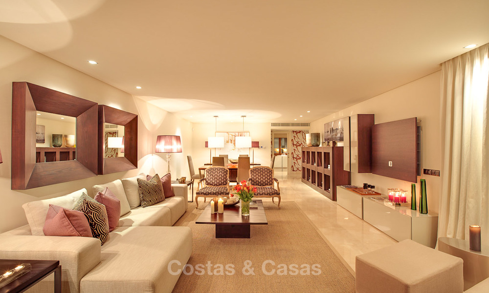 Beachfront luxe penthouse te koop, Estepona, Costa del Sol, Eerstelijn strand met zeezicht en privézwembad 9844