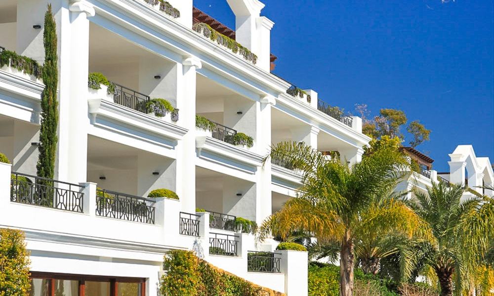 Beachfont luxe penthouse te koop, Estepona, Costa del Sol, Eerstelijn strand met zeezicht en privé zwembad 9846