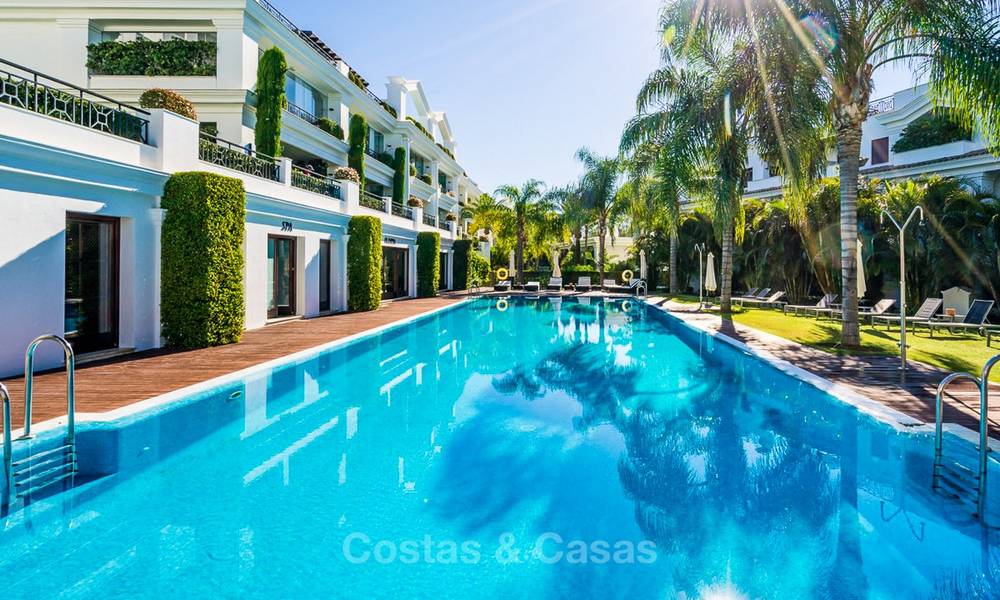 Beachfront luxe penthouse te koop, Estepona, Costa del Sol, Eerstelijn strand met zeezicht en privézwembad 9849