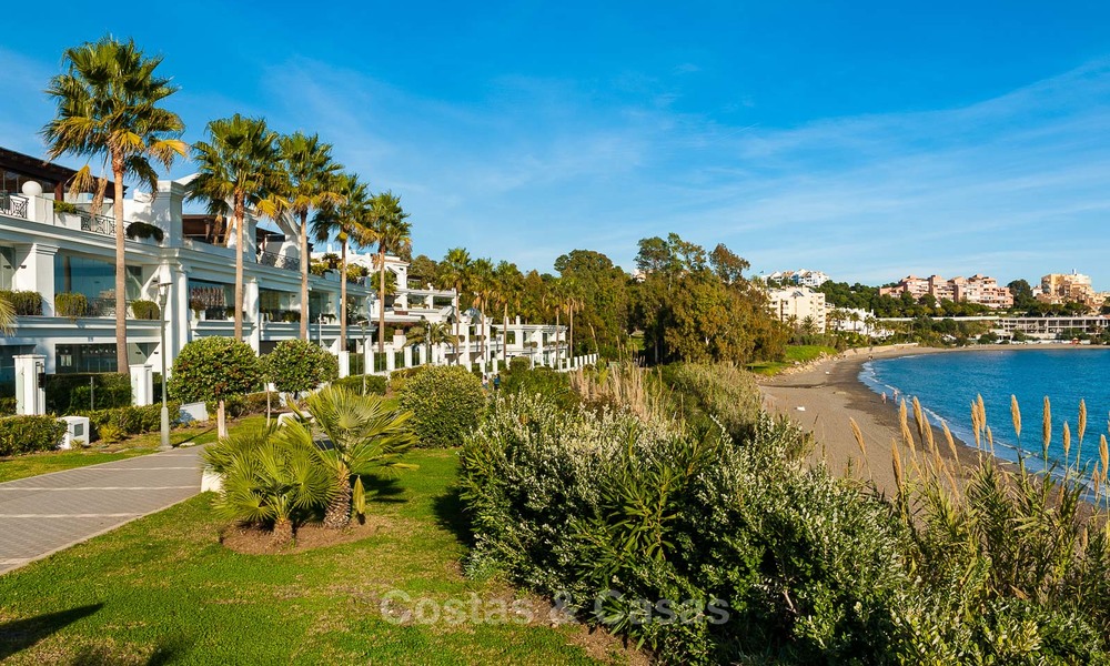 Beachfont luxe penthouse te koop, Estepona, Costa del Sol, Eerstelijn strand met zeezicht en privé zwembad 7988