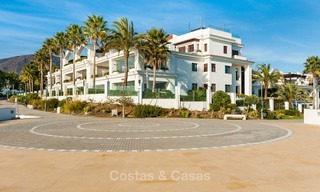 Beachfont luxe penthouse te koop, Estepona, Costa del Sol, Eerstelijn strand met zeezicht en privé zwembad 7991 