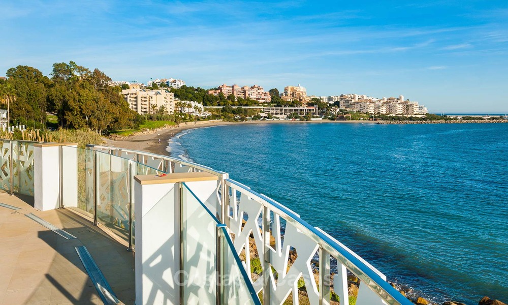 Beachfont luxe penthouse te koop, Estepona, Costa del Sol, Eerstelijn strand met zeezicht en privé zwembad 7993