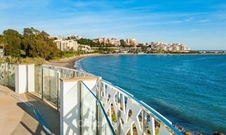 Beachfont luxe penthouse te koop, Estepona, Costa del Sol, Eerstelijn strand met zeezicht en privé zwembad 7993 
