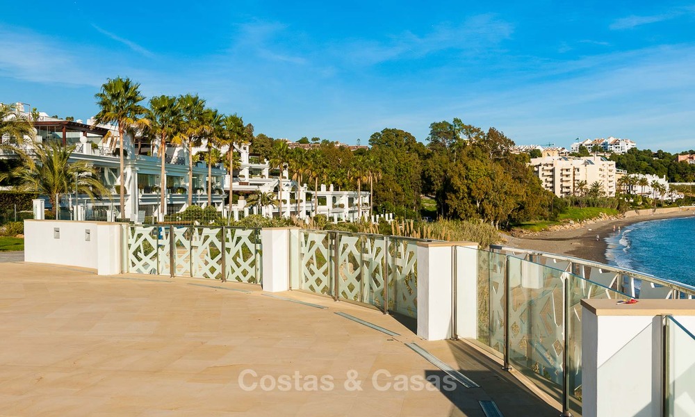 Beachfont luxe penthouse te koop, Estepona, Costa del Sol, Eerstelijn strand met zeezicht en privé zwembad 7994