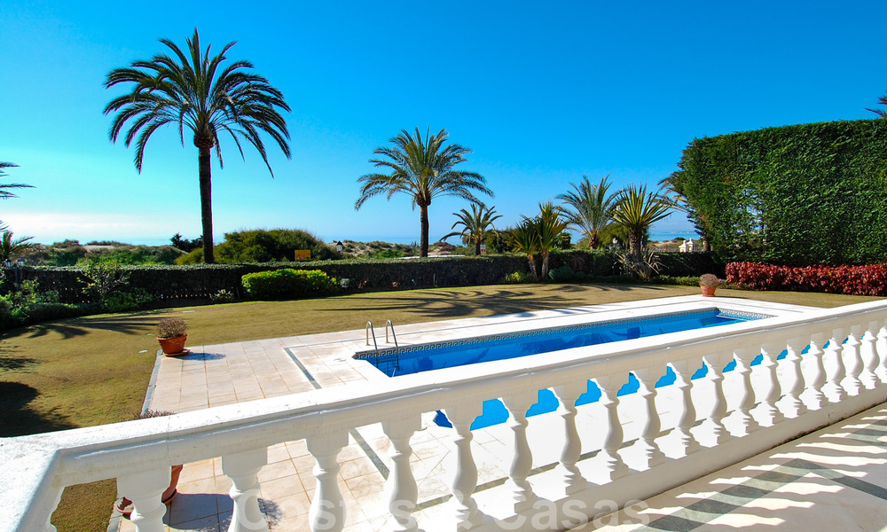 Exclusieve beachfront villa te koop in prestigieuze urbanisatie in oost Marbella 30520