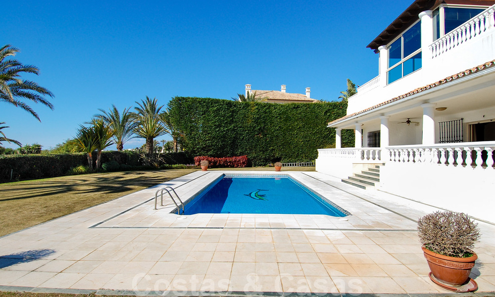 Exclusieve beachfront villa te koop in prestigieuze urbanisatie in oost Marbella 30521