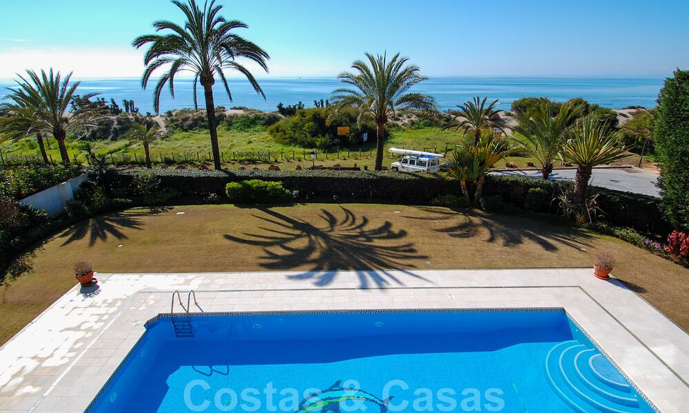 Exclusieve beachfront villa te koop in prestigieuze urbanisatie in oost Marbella 30531