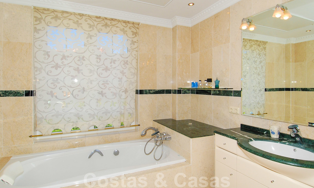 Luxe villa te koop in kolloniale stijl in Marbella op een groot perceel 22563