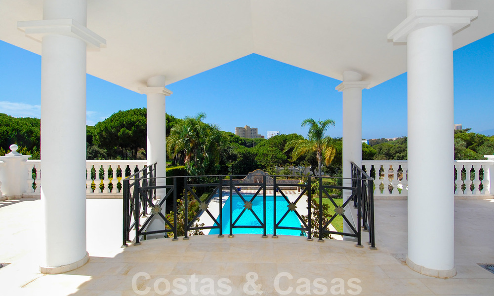 Luxe villa te koop in kolloniale stijl in Marbella op een groot perceel 22565