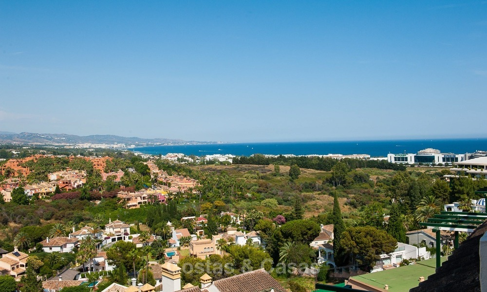 Appartementen te koop op wandelafstand van alle voorzieningen en Puerto Banus en zeezicht in Nueva Andalucia, Marbella 1143