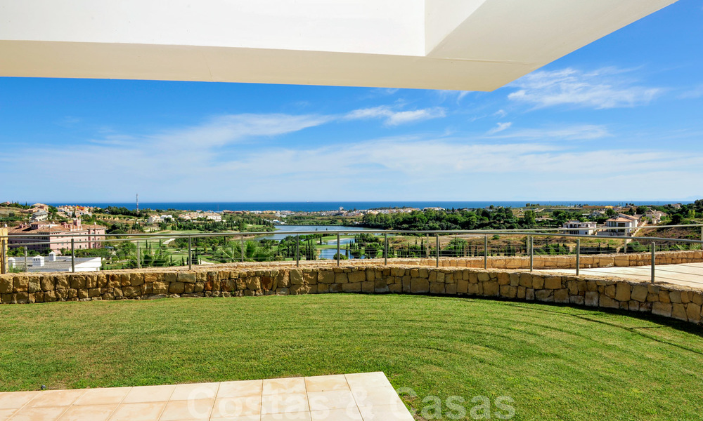 Moderne luxe eerstelijnsgolf appartementen met schitterend golf- en zeezicht te koop in Marbella - Benahavis 23905