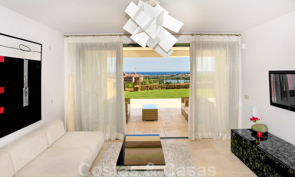 TEE 6: Mondaine eerstelijnsgolf appartementen met prachtig golf- en zeezicht te koop in Los Flamingos Golf in Marbella - Benahavis 23924