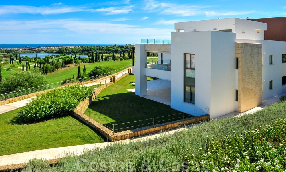 TEE 6: Mondaine eerstelijnsgolf appartementen met prachtig golf- en zeezicht te koop in Los Flamingos Golf in Marbella - Benahavis 23932