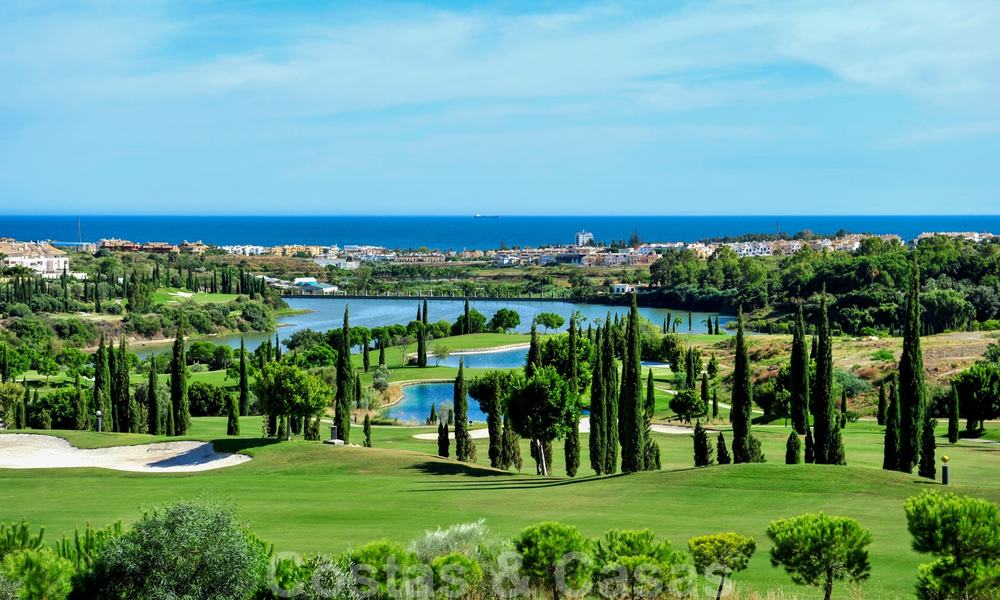 TEE 6: Mondaine eerstelijnsgolf appartementen met prachtig golf- en zeezicht te koop in Los Flamingos Golf in Marbella - Benahavis 23942