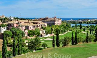 TEE 6: Mondaine eerstelijnsgolf appartementen met prachtig golf- en zeezicht te koop in Los Flamingos Golf in Marbella - Benahavis 23952 
