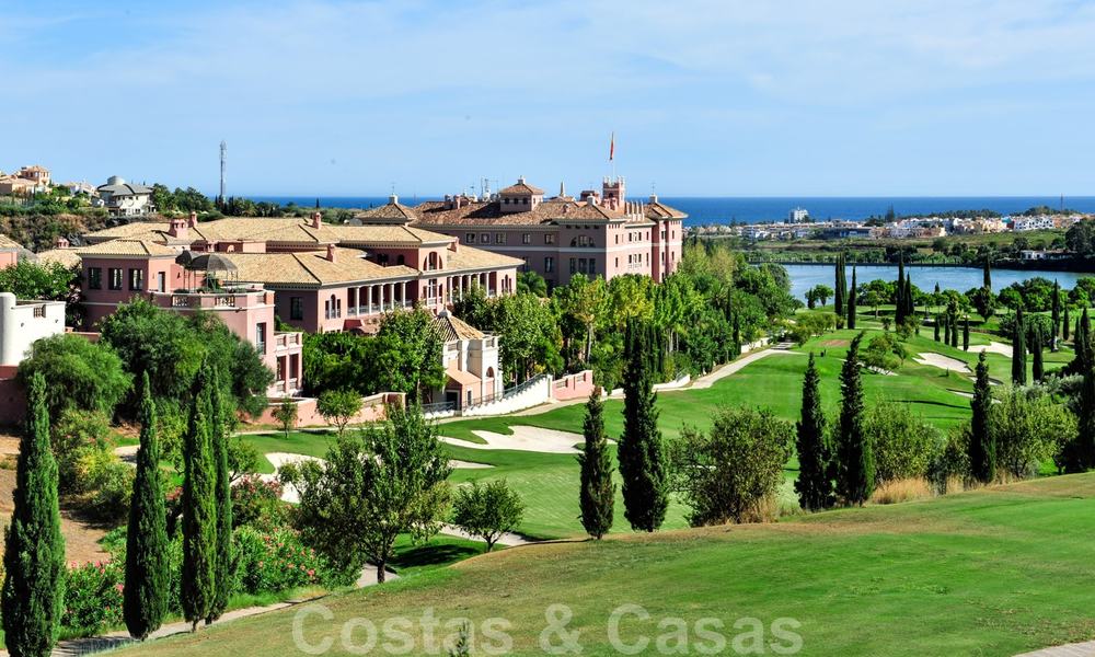 TEE 6: Mondaine eerstelijnsgolf appartementen met prachtig golf- en zeezicht te koop in Los Flamingos Golf in Marbella - Benahavis 23954