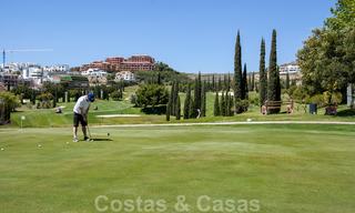 TEE 6: Mondaine eerstelijnsgolf appartementen met prachtig golf- en zeezicht te koop in Los Flamingos Golf in Marbella - Benahavis 23960 