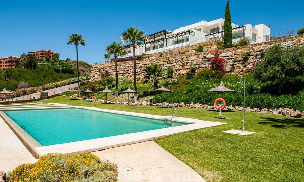 TEE 6: Mondaine eerstelijnsgolf appartementen met prachtig golf- en zeezicht te koop in Los Flamingos Golf in Marbella - Benahavis 25216