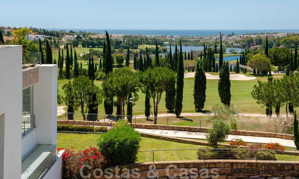 TEE 6: Mondaine eerstelijnsgolf appartementen met prachtig golf- en zeezicht te koop in Los Flamingos Golf in Marbella - Benahavis 25219