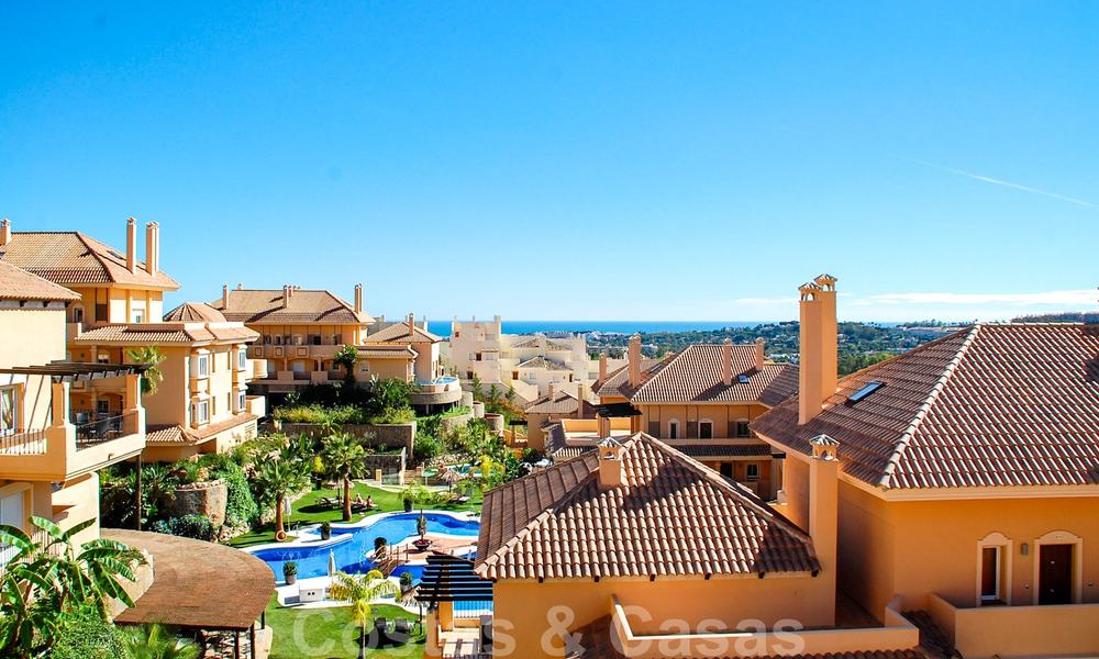 Ruime luxe appartementen en penthouses te koop in een gegeerd complex in Nueva Andalucia, Marbella 20800