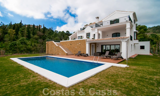 Exclusieve villa in een modern-Andalusische stijl te koop in een gated en secure community, Marbella - Benahavis 29527 