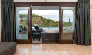 Exclusieve villa in een modern-Andalusische stijl te koop in een gated en secure community, Marbella - Benahavis 29551 