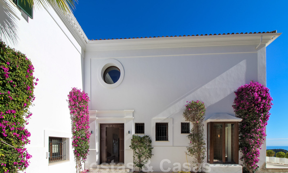 Exclusieve villa in een modern-Andalusische stijl te koop in een gated en secure community, Marbella - Benahavis 31580